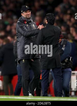 Jurgen Klopp, directeur de Liverpool (à gauche), se serre la main avec le directeur d'Arsenal Unai Emery à la fin du match Banque D'Images