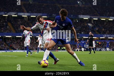 James McArthur du Crystal Palace (à gauche) et Marcos Alonso de Chelsea pour le ballon Banque D'Images