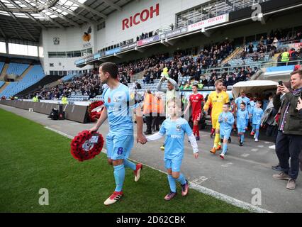 Michael Doyle de Coventry City sort du tunnel avec une mascotte d'allumette avant le match Banque D'Images