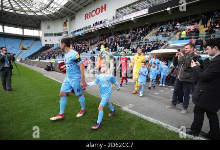 Michael Doyle de Coventry City sort du tunnel avec une mascotte d'allumette avant le match Banque D'Images