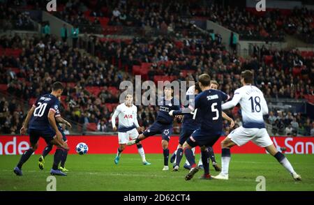 Harry Kane (au centre) de Tottenham Hotspur marque le deuxième but de son côté du jeu Banque D'Images