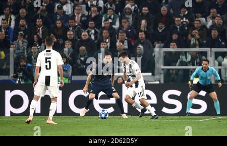 Paulo Dybala de Juventus (à droite) en action contre Eric de Manchester United Bailly (centre) Banque D'Images