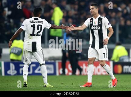 Cristiano Ronaldo de Juventus (à droite) célèbre le premier but de son côté Du jeu avec le coéquipier Lobo Alex Sandro Banque D'Images
