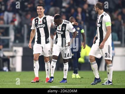 Cristiano Ronaldo de Juventus célèbre le premier but de son côté Le jeu avec Blaise Matuidi (au centre) et Giorgio Chiellini Banque D'Images