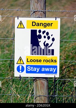 Panneau d'avertissement. « les rochers en vrac de la colère restent à l'écart ! ». Roan Edge Quarry, Cemex R.-U., New Hutton, Kendal, Cumbria, Angleterre, Royaume-Uni, Europe. Banque D'Images