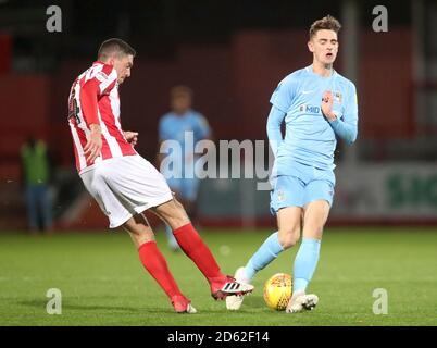 Tom Bayliss de Coventry City (à droite) et Ben Tozer de Cheltenham Town bataille pour le ballon Banque D'Images