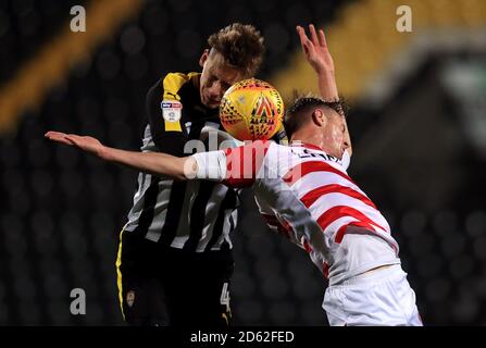 Elliott Hewitt du comté de Notts et Alfie Beestin (à droite) de Doncaster pour le ballon dans l'air Banque D'Images