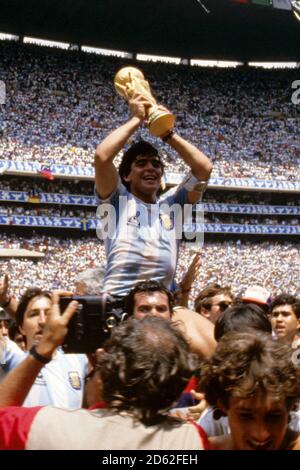 Le capitaine argentin Diego Maradona tient la coupe du monde aussi Il est porté haut-épaule par les fans jubilant après l'Argentine 3-2 gagnez Banque D'Images