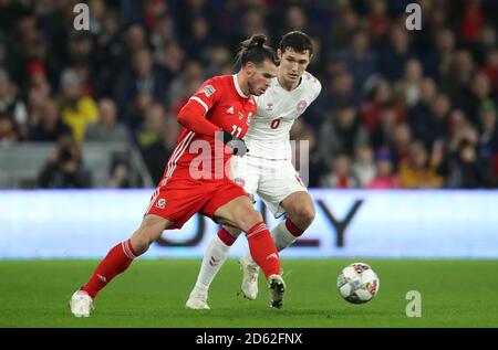 Gareth Bale au pays de Galles (à gauche) et Andreas Christensen au Danemark la balle Banque D'Images