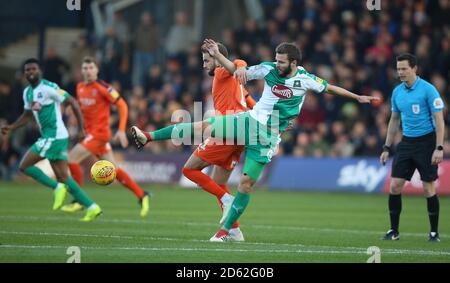 Andrew Shinnie de Luton Town (à gauche) et James Ness de Plymouth Argyle bataille pour le ballon Banque D'Images