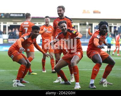 James Justin (à gauche) de Luton Town célèbre la troisième fois de son côté But du jeu avec Harry Cornick (au centre) et Pelly-Ruddock Mpanza (droite) Banque D'Images