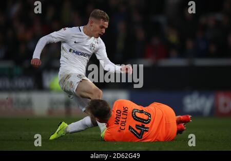 Luke Thomas, de Coventry City, ne parvient pas à se mettre au ballon Comme le gardien de but Burton Albion Bradley Collins plonge pour le recueillir Banque D'Images