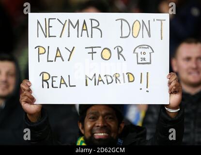 Un fan du Brésil tient un panneau indiquant à Neymar de ne pas jouer pour le Real Madrid, dans les tribunes avant le match Banque D'Images