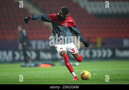 Recco Hackett-Fairchild de Charlton Athletic se réchauffe avant le match Banque D'Images