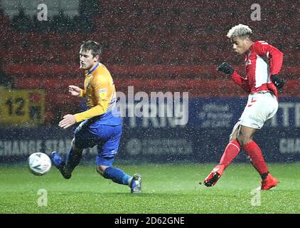 Lyle Taylor (à droite) de Charlton Athletic marque son deuxième but le match Banque D'Images