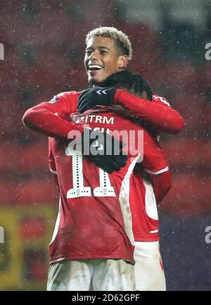 Lyle Taylor, de Charlton Athletic (à gauche), célèbre le but de la région Le match avec la coéquipier Tariqe Fosu Banque D'Images