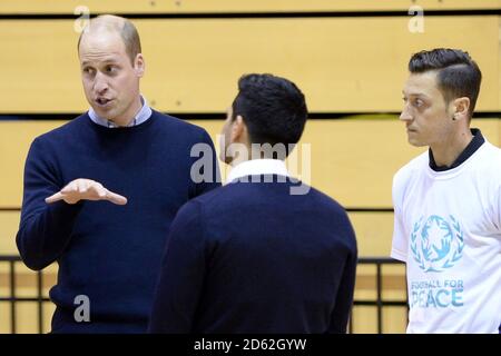 Le duc de Cambridge (à gauche) assiste à la cérémonie de remise des diplômes de 30 jeunes leaders de la paix du programme football de la ville britannique de PeaceÕs pour la paix à la Copper Box Arena du parc olympique Queen Elizabeth, à Londres. APPUYEZ SUR ASSOCIATION photo. Date de la photo: Jeudi 22 novembre 2018. Voir PA Story ROYAL Cambridge. Le crédit photo devrait se lire: Eamonn M. McCormack/PA Wire Banque D'Images