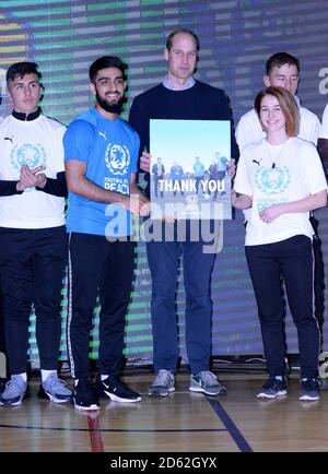 Le duc de Cambridge (au centre) assiste à la cérémonie de remise des diplômes de 30 jeunes leaders de la paix du programme football de la ville britannique de PeaceÕs pour la paix à la Copper Box Arena du parc olympique Queen Elizabeth, à Londres. APPUYEZ SUR ASSOCIATION photo. Date de la photo: Jeudi 22 novembre 2018. Voir PA Story ROYAL Cambridge. Le crédit photo devrait se lire: Eamonn M. McCormack/PA Wire Banque D'Images