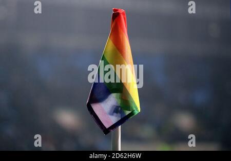 Vue générale d'un drapeau de coin de campagne Rainbow Laces Pendant le match entre Coventry City et Peterborough United à La Ricoh Arena Banque D'Images