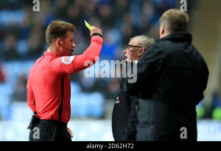 L'arbitre Anthony Backhouse montre le directeur de Peterborough United Steve Evans A. carte jaune pendant le match Banque D'Images