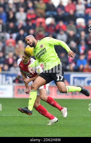 Wwill Vaulks de Rotherham United (à gauche) et David McGoldrick de Sheffield United bataille pour le ballon Banque D'Images