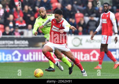 David McGoldrick de Sheffield United (à gauche) et Zak Vyner de Rotherham United bataille pour le ballon Banque D'Images