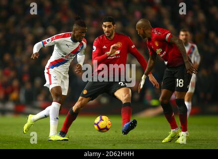 (De gauche à droite) Wilfried Zaha du Crystal Palace, Marouane Fellaini de Manchester United et Ashley Young de Manchester United Banque D'Images