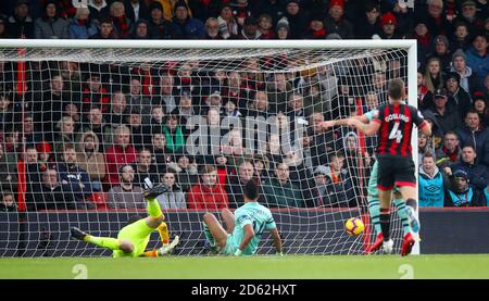 Pierre-Emerick Aubameyang d'Arsenal marque le deuxième but de son côté jeu Banque D'Images