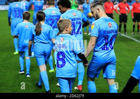 Coventry City sortez avec des mascottes avant de partir Banque D'Images