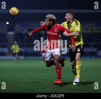 Kyle McFadzean de Burton Albion et Lyle Taylor de Charlton Athletic pour le ballon Banque D'Images