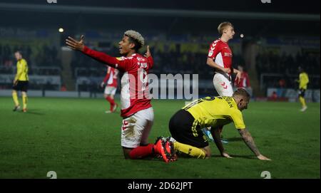 Kyle McFadzean de Burton Albion et Lyle Taylor de Charlton Athletic pour le ballon Banque D'Images