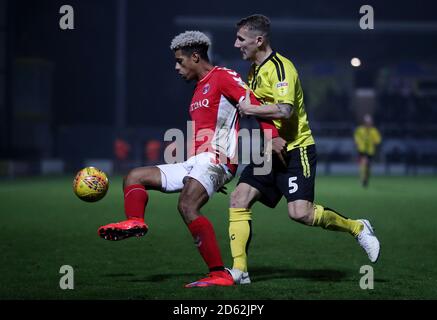 Kyle McFadzean de Burton Albion et Lyle Taylor de Charlton Athletic pour le ballon Banque D'Images