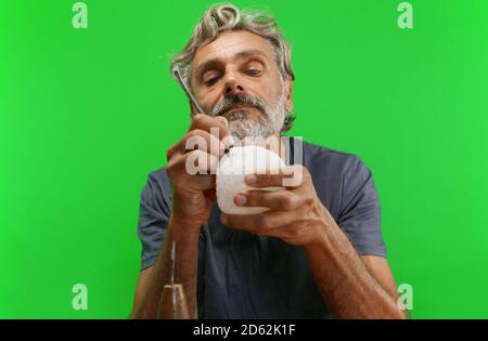 Un artisan en pierre d'albâtre à la main au travail Banque D'Images