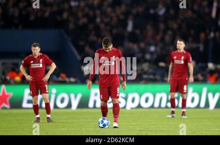 James Milner de Liverpool (à gauche) et Roberto Firmino (au centre) semblent être découragés Après Paris Saint-Germain, ils ont terminé leur deuxième but Banque D'Images