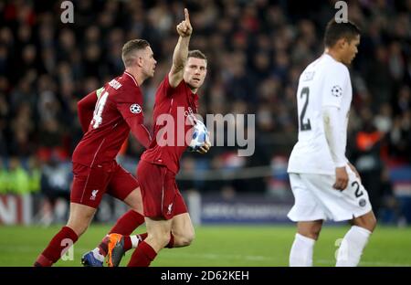 James Milner (au centre) de Liverpool célèbre le premier but de son camp du jeu Banque D'Images