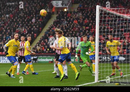 Ezgjan Alioski, de Leeds United, libère la balle du but ligne Banque D'Images