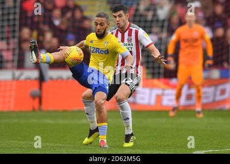 John Egan de Sheffield United et Kemar Roofe de Leeds United pour le ballon Banque D'Images