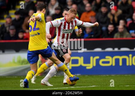 John Egan de Sheffield United passe devant Aapo Halme de Leeds United Banque D'Images