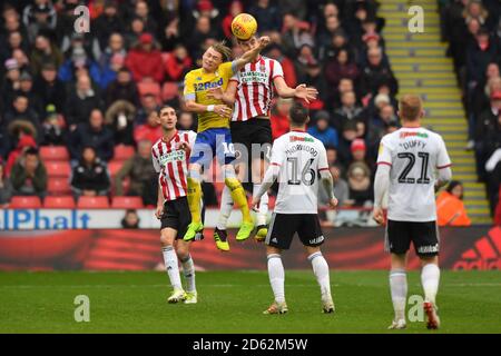 John Egan de Sheffield United et Ezgjan Alioski de Leeds United rivalisent pour une barre de coupe Banque D'Images