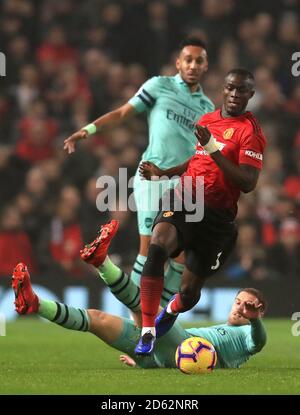 Eric Bailly de Manchester United (au centre) Et Aaron Ramsey d'Arsenal se battent pour le ballon Banque D'Images