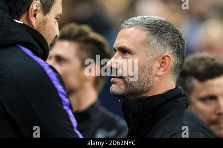 Kelvin Davis, entraîneur adjoint de la première équipe de Southampton (à droite) pendant la jeu Banque D'Images