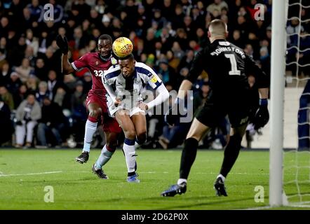 Tossin Adarabioyo de West Bromwich Albion dirige la balle sous pression De Yannick Bolasie de Aston Villa (arrière) Banque D'Images