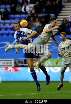 DaN Burn de Wigan Athletic (à gauche) et Jack Marriott du comté de Derby bataille pour le ballon Banque D'Images