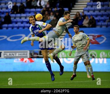 DaN Burn de Wigan Athletic (à gauche) et Jack Marriott du comté de Derby bataille pour le ballon Banque D'Images