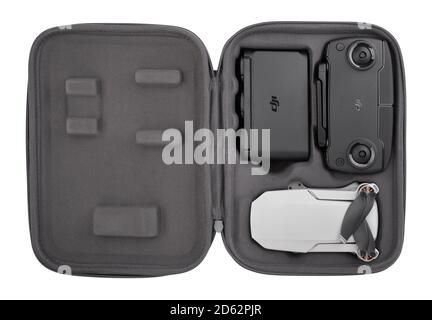 dji mavic mini drone au cas où le chemin est isolé sur blanc Banque D'Images