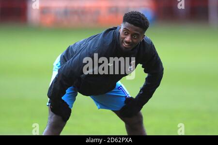 Le Jordy Hiwula-Mayifuila de Coventry City se réchauffe avant le match Banque D'Images