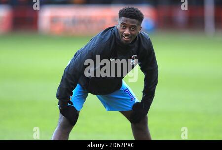 Le Jordy Hiwula-Mayifuila de Coventry City se réchauffe avant le match Banque D'Images