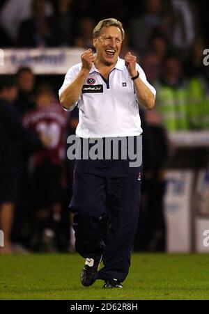 Neil Warnock, directeur de Sheffield United, célèbre à la fin le match Banque D'Images