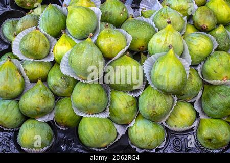 Figues vertes mûres fraîches (Ficus carica) sur un marché Banque D'Images