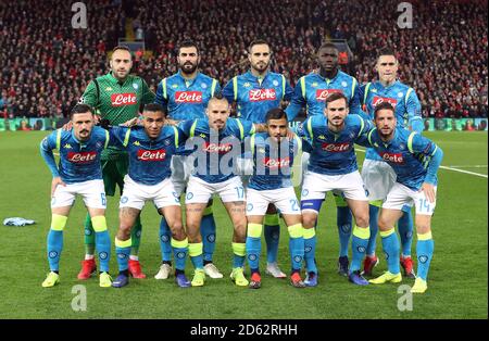 (De gauche à droite) le gardien de but de Naples David Ospina, Raul Albiol, Nikola Maksimovic, Kalidou Koulibaly, José Callejon, Mario Rui, Allan, Marek Hamsik, Lorenzo Insigne, Fabian Ruiz, et les sèche Mertens s'alignent avant le coup d'envoi Banque D'Images